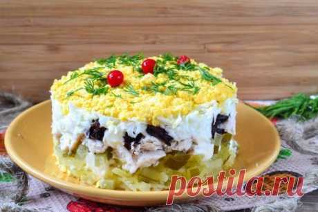 Салат "Торжество" с курицей и черносливом