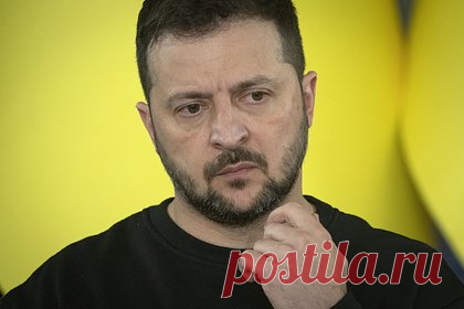 Зеленский сделал заявления о будущем Украины. Почему он сомневается в возврате утраченных территорий и членстве в НАТО?. Президент Украины Владимир Зеленский во время поездки в Николаев встретился со студентами и ответил на их вопросы. Глава государства, в частности, рассказал о перспективах укрепления национальной безопасности, вступления страны в НАТО, а также порассуждал о возможности возвращения Донбасса.