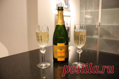 Зачем в открытое шампанское вставлять ложку: сохраняем игристость шампанского
