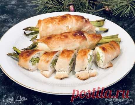 Рулетики из индейки, фаршированные козьим сыром и спаржей. Ингредиенты: индейка филе, сыр козий мягкий, чеснок