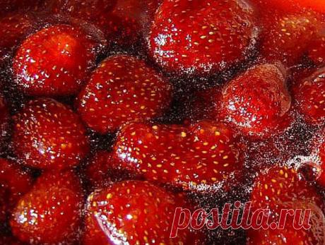 КЛУБНИЧНОЕ ВАРЕНЬЕ БЕЗ ВАРКИ ЯГОД! ЛУЧШИЙ РЕЦЕПТ!

Варите ли Вы по такому способу клубничное варенье? 
Клубничное варенье без варки ягод получается настолько ароматным! 
Познакомьтесь с рецептом, возможно многие так варенье не варят. 
Попробуйте в этом сезоне сварить хоть немножко по этому рецепту. 
Вам понравится, даже не сомневайтесь.

ИТАК, КЛУБНИЧНОЕ ВАРЕНЬЕ БЕЗ ВАРКИ ЯГОД:

ИНГРЕДИЕНТЫ:

- 2 кг клубники
- 1 кг сахара
- 0,5 стакана воды

ПРИГОТОВЛЕНИЕ:

Для клубничного...