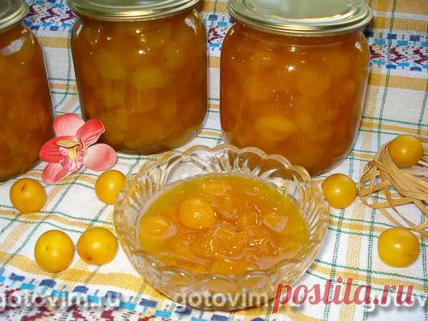 Варенье из алычи. Рецепт с фото Варенье из алычи варят примерно так же как и из сливы. Хотя есть тонкости, которые позволят сделать варенье вкуснее. Например, не засыпать алычу сахаром, а заливать горячим сахарным сиропом, чтобы ягоды дали больше ароматного сока. Подробности приготовления варенья из алычи в этом рецепте.