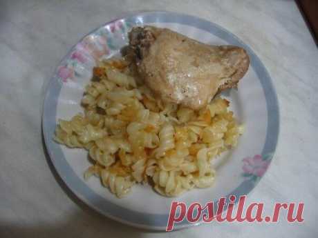 КУРИЦА В СМЕТАНЕ НА ПАРУ И МАКАРОНЫ С СЫРОМ В МУЛЬТИВАРКЕ!
ИНГРЕДИЕНТЫ: (на одну-две порции)
2 кусочка курицы,
сыр
макароны
кусочек сливочного масла
соль
сметана
вода
ПРИГОТОВЛЕНИЕ:
Курицу посолить, намазать сметаной, сыр натереть на крупной терке.
Курицу положить в чашу, налить воды, включить режим "Тушение" минут на 20.
Потом курицу достать, в чашу насыпать макароны, положить кусочек сливочного масла, посыпать сыром, и залить водой почти вровень макаронам.
Курицу пол