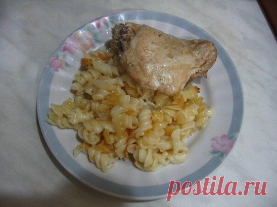 КУРИЦА В СМЕТАНЕ НА ПАРУ И МАКАРОНЫ С СЫРОМ В МУЛЬТИВАРКЕ!
ИНГРЕДИЕНТЫ: (на одну-две порции)
2 кусочка курицы,
сыр
макароны
кусочек сливочного масла
соль
сметана
вода
ПРИГОТОВЛЕНИЕ:
Курицу посолить, намазать сметаной, сыр натереть на крупной терке.
Курицу положить в чашу, налить воды, включить режим 