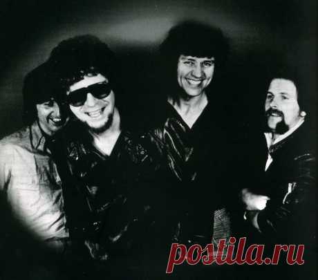 Electric Light Orchestra - "So serious", "Ticket to the Moon", "Secret Messages", "Hold on tight to your dream" Композиция "So serious'' нравится мне больше всего из всего творчества группы Electric Light Orchestra. Может быть, потому что полеты на Луну меня особо не впечатляют:) Но, оставить песню "Ticket to the Moon", говоря о творчестве ELO было бы, по крайней мере, странно: Конечно, мне,...