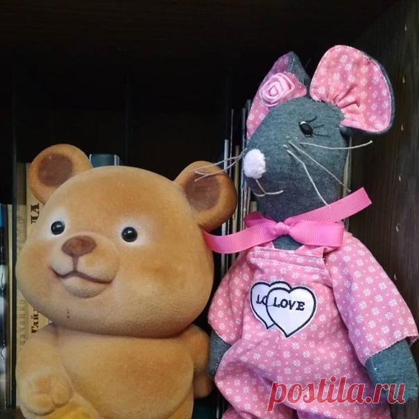 Ещё с Нового года лежали выкроенные части мышонка, и я не смогла вовремя его доделать,моя швейная машинка напрочь отказалась строчить ткань.
Впервые столкнулась с такой трудностью,ткань красивая,джерси,но очень тяжело протыкается иголкой.
С большим трудом шила вручную,даже самой тоненькой иголкой пришлось нелегко.
Поэтому родился мышонок только сейчас.Вот такая история.Даже у игрушек бывают трудные роды!
Мышонок ростиком 28 см.