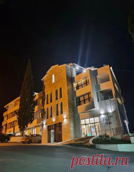 Отель «Абааш»: в сердце Нового Афона. Где шум моря смешивается с колокольным звоном монастыря, а горный воздух наполнен ароматами самшита. Погрузитесь в уникальную атмосферу старинного города и почувствуйте себя его частью.