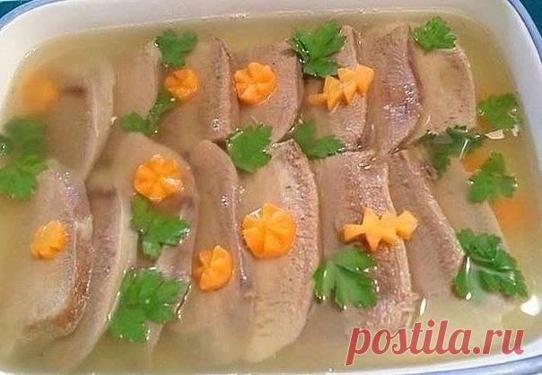 Заливной язык 

Язык свиной (3 шт) — 700 г; 
Лук репчатый — 1 шт; 
Морковь — 1 шт; 
Бульон куриный — 1 л; 
Соль (по вкусу) ; 
Желатин — 10 г; 
Вода — 2 л; 

Языки хорошенько помыть. 

Поместить в глубокую кастрюлю, залить водой. Также в кастрюлю поместить очищенные, целые луковицу и морковь. Поставить кастрюлю на огонь, довести до кипения, снять пену. Посолить воду по вкусу. 

Огонь уменьшить и варить языки на слабом огне 2 часа. Морковь вынуть из бульона через 30 минут по...