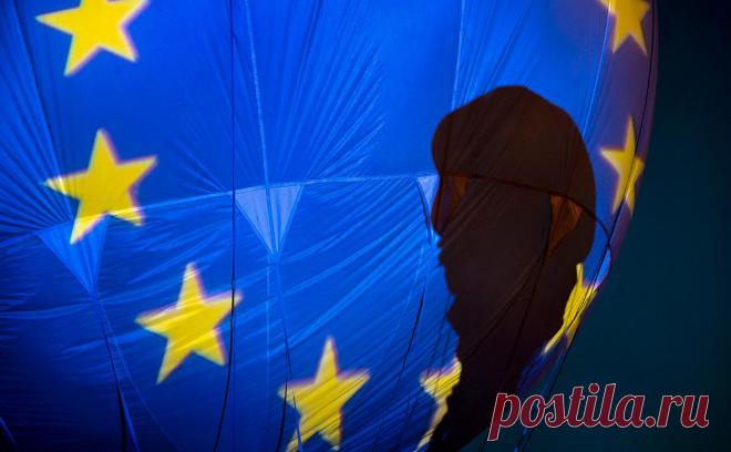 Еврозона оказалась в рецессии из-за роста цен на энергоносители. Второй квартал подряд ВВП еврозоны снижается на 0,1% — это стало первой полугодовой рецессией в ЕС со времен пандемии коронавируса, пишет Bloomberg