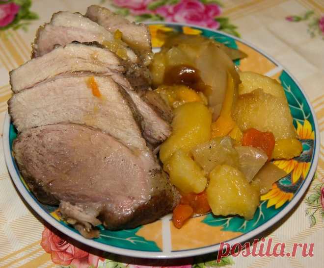 аппетитный свиной окорок, тушёный с овощами