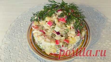 Крабовый салат с яйцами картофелем и зеленым горошком Продукты для приготовления салата• 200 гр. крабовых палочек• 5 небольших картошин• 2 куриных яйца• 1 плавленый сырок (70 гр)• 1 банка зеленого горошка (420 гр)• 1 свежий помидор• 1 красный салатный лу...