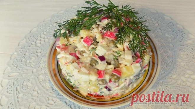 Крабовый салат с яйцами картофелем и зеленым горошком Продукты для приготовления салата• 200 гр. крабовых палочек• 5 небольших картошин• 2 куриных яйца• 1 плавленый сырок (70 гр)• 1 банка зеленого горошка (420 гр)• 1 свежий помидор• 1 красный салатный лу...