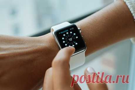 Раскрыт прототип часов Apple Watch. Коллекционер гаджетов Джулио Зомпетти раскрыл ранний прототип часов Apple. Судя по изображениям, устройство имеет такой же дизайн, что и у обычных Apple Watch. Однако девайс получил цифровую коронку иной формы, расположенные в один ряд датчики для замера пульса и устаревшую зарядную площадку.