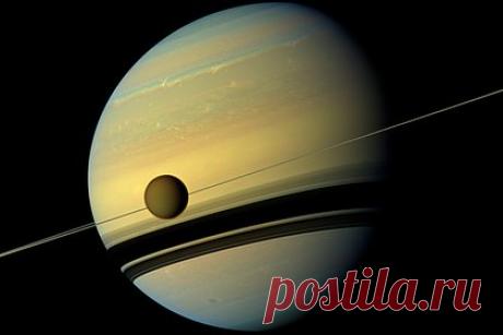 Под облаками Сатурна обнаружили долговечные мегаураганы. Астрономы Калифорнийского университета в Беркли и Университета штата Мичиган обнаружили, что на Сатурне существуют долговечные мегациклоны, которые живут в течение столетий. Такие ураганы напоминают Большое красное пятно — мощный ураган-антициклон на Юпитере, который наблюдался еще в XVII веке.