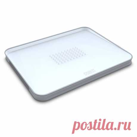 Доска для мяса Joseph Joseph Cut&Carve 29,5 х 37,5 х 2,5 см 60003 Двусторонняя мультифункциональная разделочная доска.
Одна из сторон доски оснащена специальными зубцами для плотной фиксации мяса. Благодаря небольшому наклону и бортикам по краям, вся лишняя жидкость и кусочки продуктов аккуратно собираются и не пачкают поверхность стола. С обратной стороны доска предоставляет гладкую поверхность для нарезания любых продуктов. Обе стороны располагают нескользящими кра...