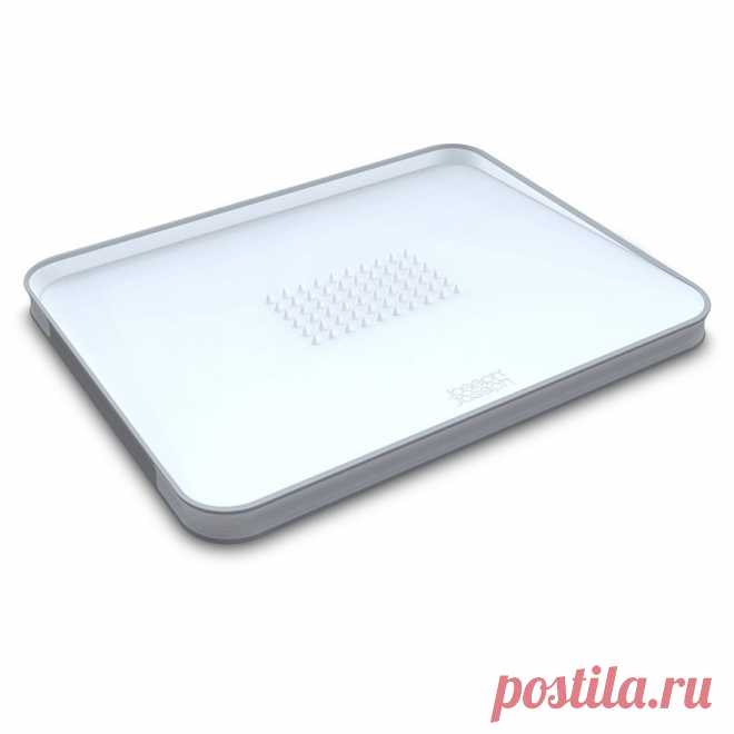 Доска для мяса Joseph Joseph Cut&Carve 29,5 х 37,5 х 2,5 см 60003 Двусторонняя мультифункциональная разделочная доска.
Одна из сторон доски оснащена специальными зубцами для плотной фиксации мяса. Благодаря небольшому наклону и бортикам по краям, вся лишняя жидкость и кусочки продуктов аккуратно собираются и не пачкают поверхность стола. С обратной стороны доска предоставляет гладкую поверхность для нарезания любых продуктов. Обе стороны располагают нескользящими кра...