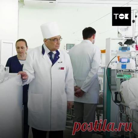 Профессор Анатолий Зильбер из Петрозаводска был первым, кто объяснил тайну пика утренних смертей.
И вот уже 61 год он работает с 4 утра
В 50-е годы он ввел в своем отделении режим круглосуточного дежурства врачей и медсестер, что спасло много жизней.
Родную больницу он не покинул