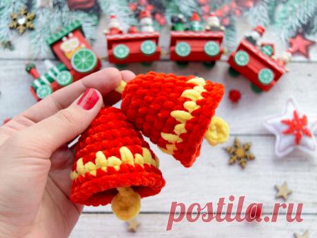 PDF Новогодние колокольчики крючком. FREE crochet pattern; Аmigurumi toy patterns. Амигуруми схемы и описания на русском. Вязаные игрушки и поделки своими руками #amimore - плюшевый колокольчик к Новому году, маленький колокол из плюшевой пряжи, Рождество, новогоднее украшение.