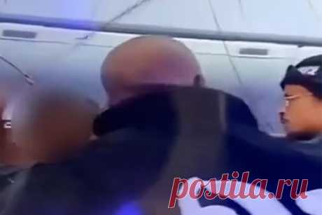 Пассажир самолета разбил бутылку вина и устроил поножовщину на борту. Пассажир самолета British Airways во время полета разбил бутылку вина, устроил поножовщину и ранил попутчика. Пострадавший получил порез, на который пришлось наложить 12 швов. На фотографиях, опубликованных Daily Mail, запечатлен мужчина с пятнами крови на белой майке, которому оказывает помощь медицинский персонал.