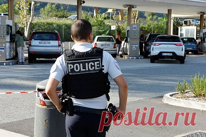 В Ницце двух человек ранили в результате нападения с ножом. Двоих человек ранили в результате нападения с ножом на рынке в Ницце. Пострадавшие получили легкие ранения, полиции удалось задержать нападавшего — 42-летнего мужчину, мотивы чьего преступления не раскрываются. Накануне в аптеке города Карлсруэ на юго-западе Германии неизвестные взяли заложников в аптеке.