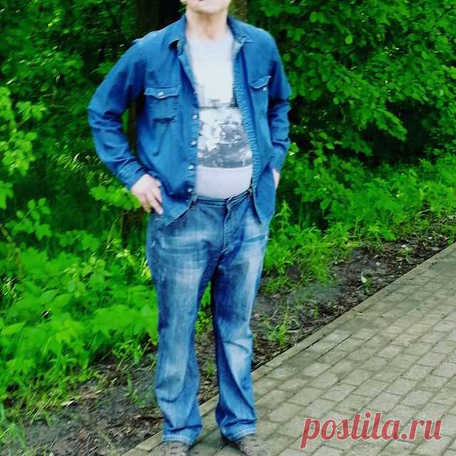 Photo by asjakaluga2 on July 03, 2021. May be an image of one or more people, people standing, outdoors and tree.