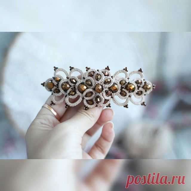 Новенькая заколочка-автомат в бежево-коричневой гамме выполнена на заказ.
#accessories_frivolite_by_ekaterina #accessories_frivolite #accessories #frivolite #tatting #tattinglace #lace #фриволите #кружево #ажур #заколкадляволос #заколочка #заколка #дляволос #бежевый #коричневый #нитки #бисер #бусины