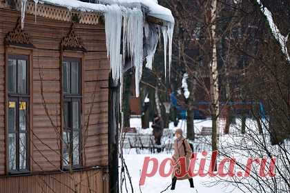 Россиянам подсказали способ заработать на падении сосулек. Пострадавшим от схода наледи с крыш россиянам подсказали способ заработать на безответственности коммунальщиков. Специалист в сфере гражданского права Родион Юрьев рассказал о возможности граждан получить денежную компенсацию в размере до одного миллиона рублей при травмах от падения сосулек.