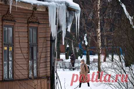 Россиянам подсказали способ заработать на падении сосулек. Пострадавшим от схода наледи с крыш россиянам подсказали способ заработать на безответственности коммунальщиков. Специалист в сфере гражданского права Родион Юрьев рассказал о возможности граждан получить денежную компенсацию в размере до одного миллиона рублей при травмах от падения сосулек.