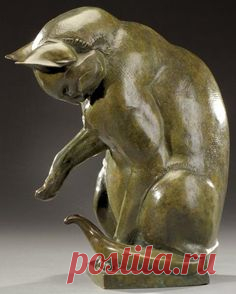 Sirio Tofanari (1886-1969) ~ Sculpture en Bronze à patine verte nuancée brune figurant un chat jouant avec sa queue. (vers 1930. H: 30 cm)