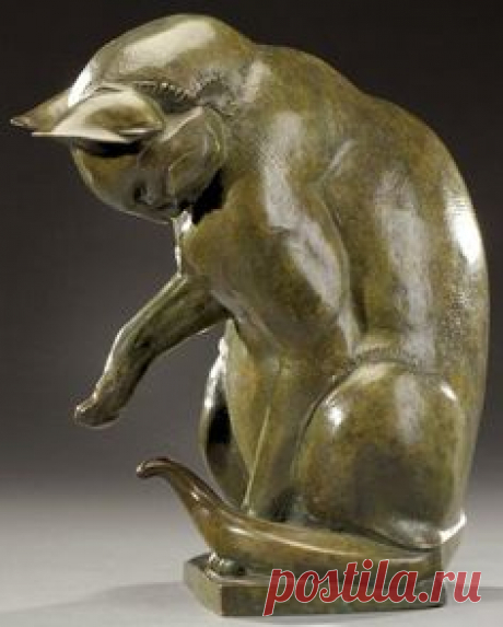 Sirio Tofanari (1886-1969) ~ Sculpture en Bronze à patine verte nuancée brune figurant un chat jouant avec sa queue. (vers 1930. H: 30 cm)