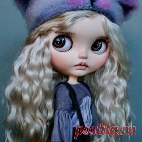 🌺Skye🌺 
@anna_ulanna  lovely hat, @daphne_atomicblythe  shirt, @dakawaiidolls overalls 
#suedolls 
#blytheoftheday #blythe #blytheneo
#blythedoll  #blythecustom 
#blytheooak #customblythe
#bigeyes  #blythestagram 
#dolloftheday #blythegram 
#ブライス #カスタムブライス 
#人形 #customdoll #ooak #takara 
#doll 
#instablythe #blythestagram 
#dollphotography #toyphotography
#toyartistry_elite #toptoyphotos
#neoblythe #ネオブライス
