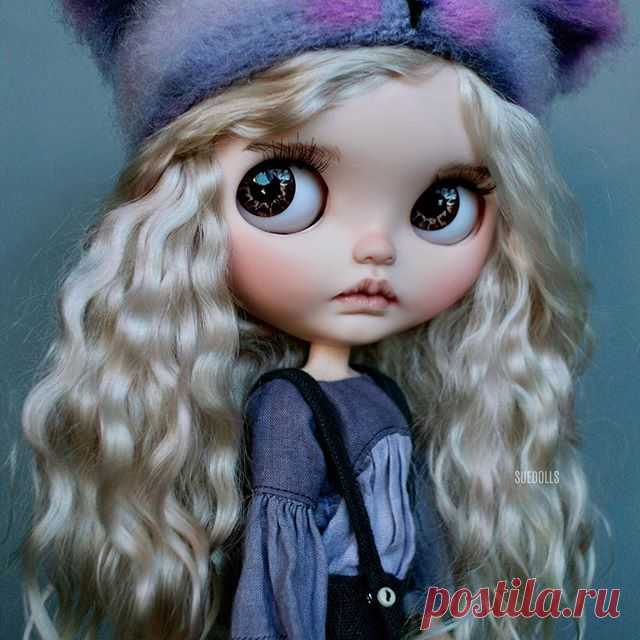 🌺Skye🌺 
@anna_ulanna  lovely hat, @daphne_atomicblythe  shirt, @dakawaiidolls overalls 
#suedolls 
#blytheoftheday #blythe #blytheneo
#blythedoll  #blythecustom 
#blytheooak #customblythe
#bigeyes  #blythestagram 
#dolloftheday #blythegram 
#ブライス #カスタムブライス 
#人形 #customdoll #ooak #takara 
#doll 
#instablythe #blythestagram 
#dollphotography #toyphotography
#toyartistry_elite #toptoyphotos
#neoblythe #ネオブライス