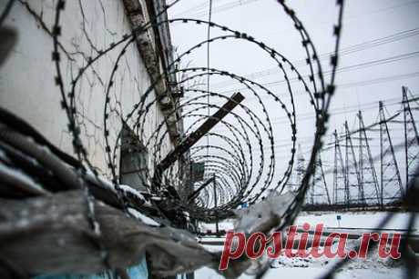 Молодой россиянин предстанет перед судом за убийство незнакомца у ночного клуба. В Иркутской области 20-летний местный житель предстанет перед судом за убийство 31-летнего россиянина возле ночного клуба. По версии следствия, преступление было совершено вечером 19 февраля этого года на улице Кирова в городе Тайшете. Молодой человек поссорился с незнакомцем возле клуба, после чего зарезал его.