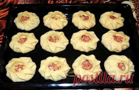 ВКУСНЕЙШИЙ и НЕЖНЕЙШИЙ "ВАК БАЛИШ"  
Вак балиш (маленькие пироги с мясом и картошкой) . Я сегодня со своими любимыми пирогами!))) Они у меня получаются очень вкусные, вот честно!))) "Вак балиш" - традиционное татарское блюдо. В дословном переводе "маленький пирог" (вак - маленький, балиш - пирог) 
Вам потребуется:
Мука - 700 гр.,
Масло сливочное - 250 гр.,
Кефир - 500 мл.,
Сода чайная - 1 ч.л.,
Соль - 1 ч.л.
Начинка:
Говядина (мякоть) - 0,5 кг.,
Картофель (средний) - 7 шт....