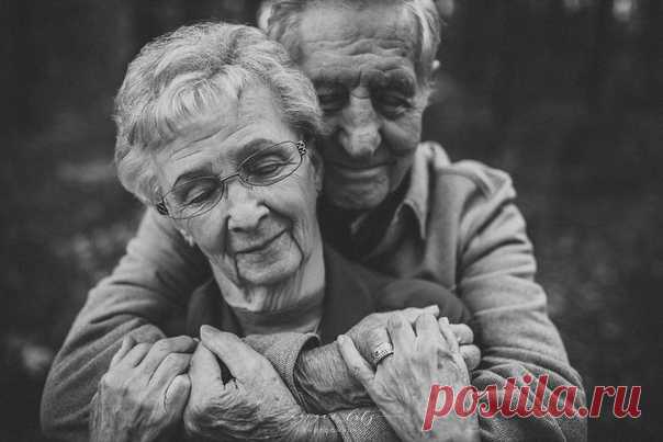 Пять лет назад я работала в салоне бизнес-класса, где было прекрасно и дорого. Классический маникюр без покрытия стоил 700 целковых, атмосфера была напитана эфирами нишевого парфюма клиенток и восхитительного кофе, приготавливаемого личным бариста салона для 
