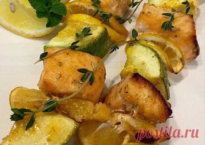 Очень вкусный шашлык из лосося с овощами Шашлык из лосося получается невероятно вкусным, легким и сытным. Его можно приготовить даже маленьким деткам. Готовится он просто и получается просто изумительным. Необходимые продукты 2 кусочка лосося 1...