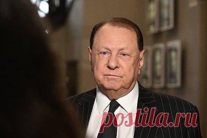 Директора «Ленкома» выписали из больницы. Директора театра «Ленком» Марка Варшавера выписали из больницы после того, как он перенес двустороннюю пневмонию. 22 февраля 76-летний Варшавер прошел контрольное обследование. Выяснилось, что бронхит проходит, а в целом наблюдается положительная динамика. Его отправили на амбулаторное лечение.