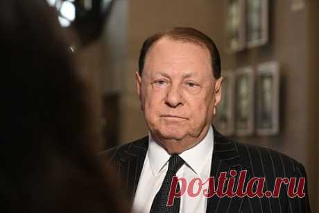 Директора «Ленкома» выписали из больницы. Директора театра «Ленком» Марка Варшавера выписали из больницы после того, как он перенес двустороннюю пневмонию. 22 февраля 76-летний Варшавер прошел контрольное обследование. Выяснилось, что бронхит проходит, а в целом наблюдается положительная динамика. Его отправили на амбулаторное лечение.