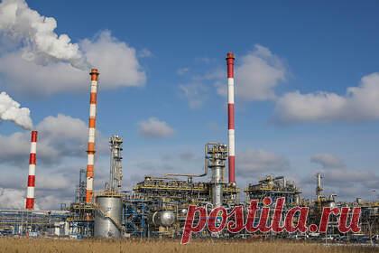 Саудовская Аравия захотела вытеснить Россию с рынка нефти в Европе. Саудовская Аравия договорилась обеспечивать около половины нефтяного импорта Польши, выкупив долю в крупном нефтеперерабатывающем заводе Orlen в Гданьске. Восточная Европа считалась российским рынком сбыта нефти, но ситуация может измениться. Orlen будет получать от саудитов до 337 тысяч баррелей в сутки.