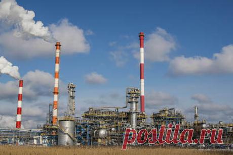 Саудовская Аравия захотела вытеснить Россию с рынка нефти в Европе. Саудовская Аравия договорилась обеспечивать около половины нефтяного импорта Польши, выкупив долю в крупном нефтеперерабатывающем заводе Orlen в Гданьске. Восточная Европа считалась российским рынком сбыта нефти, но ситуация может измениться. Orlen будет получать от саудитов до 337 тысяч баррелей в сутки.