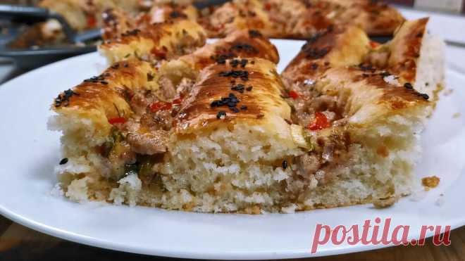 Просто смешала тесто ложкой и растянула по противню, а начинки меняю по вкусу. 
