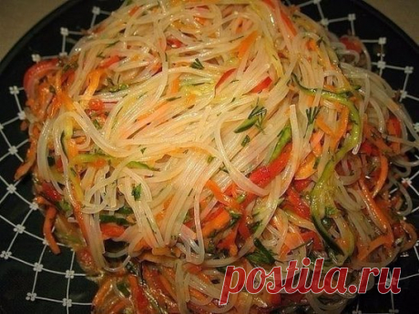 Обалденная Фунчоза по-корейски
Ингредиенты:
Вермишель фунчоза – 145 г
Морковь – 100 г
Огурцы свежие – 145 г
Перец сладкий – 45 г
Чеснок – 15 г
Зелень – 30 г
Заправка для фунчозы – 115 г
Приготовления:
1.Фунчозу залить кипятком на 5-7 мин., откинуть на дуршлаг и промыть холодной кипячёной водой
2.Все овощи, кроме чеснока и зелени, нашинковать тонкой соломкой, зелень и чеснок мелко порубить
3.Нашинкованную морковь перетереть руками до появления сока
4.Все продукты соединить и хорошо перемешать,