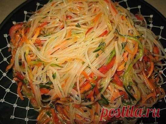Обалденная Фунчоза по-корейски
Ингредиенты:
Вермишель фунчоза – 145 г
Морковь – 100 г
Огурцы свежие – 145 г
Перец сладкий – 45 г
Чеснок – 15 г
Зелень – 30 г
Заправка для фунчозы – 115 г
Приготовления:
1.Фунчозу залить кипятком на 5-7 мин., откинуть на дуршлаг и промыть холодной кипячёной водой
2.Все овощи, кроме чеснока и зелени, нашинковать тонкой соломкой, зелень и чеснок мелко порубить
3.Нашинкованную морковь перетереть руками до появления сока
4.Все продукты соединить и хорошо перемешать,