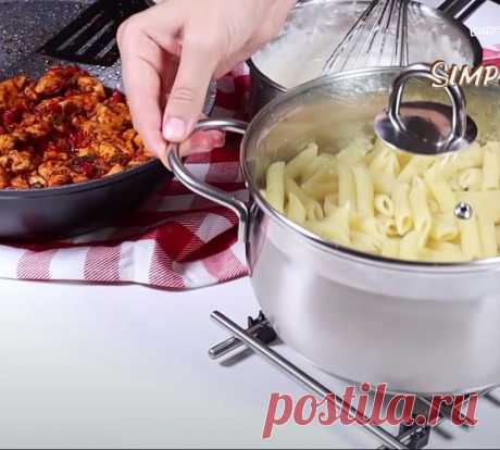Макароны с сыром, овощами и соусом бешамель