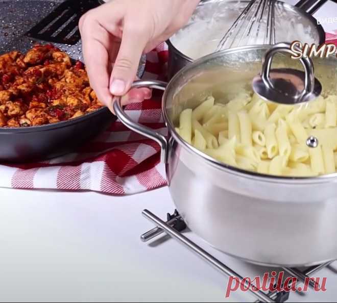 Макароны с сыром, овощами и соусом бешамель