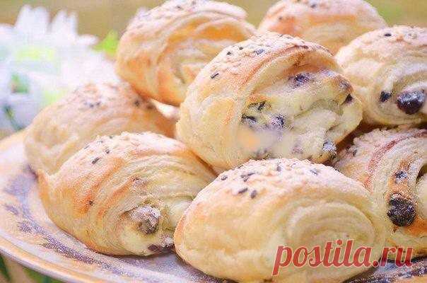 Слоеные булочки с творожной начинкой и изюмом
