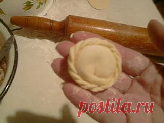 ПЕЛЬМЕНИ ЗАПЛЕТЕННЫЕ
Обычные пельмешки можно украсить, заплетя им косичку.
                                                                    ИНГРЕДИЕНТЫ:

  Фарш:
Мясо – 500 г
Лук – 1 головка
Чеснок – 1 зубок
Картофель – 1 шт. (небольшой)
   Тесто:
Мука ~ 3 ст.
Яйцо – 1 шт.
Вода – 200 г
Соль, перец – по вкусу
Лавровый лист – 2 шт.