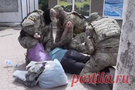 Задержание ФСБ собиравшего информацию для СБУ россиянина попало на видео. Задержание сотрудниками ФСБ жителя города Стаханов в Луганской народной республике (ЛНР) попало на видео. На кадрах видно, как силовики подъезжают к мужчине с пакетами, валят его на землю и надевают на него наручники. Сразу после этого мужчину ведут в машину и предъявляют ему удостоверение.