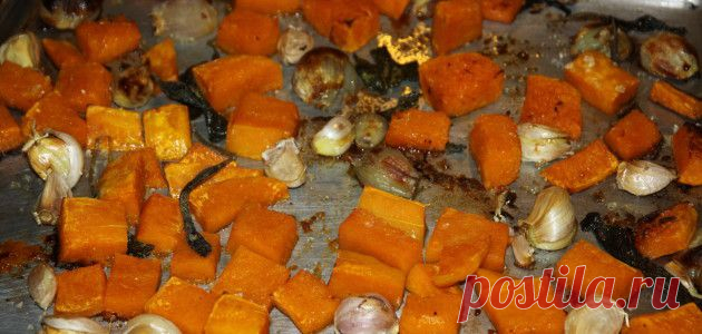 Мускатная тыква, запеченная с чесноком и шалфеем