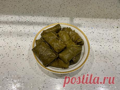 Пикантные голубцы в виноградных листьях - рецепт на vse-o-ede-online.ru Рецепт "пикантные голубцы в виноградных листьях" - традиционное блюдо, часто готовится на Ближнем Востоке, в странах Средиземноморья, а также в ряде других регионов.